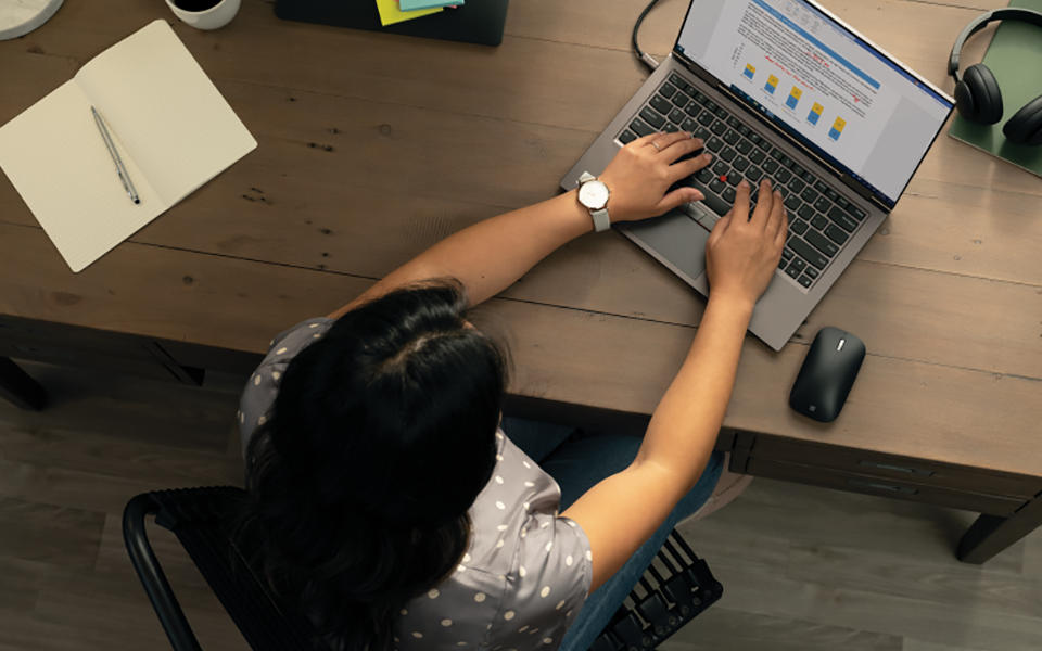 Una mujer trabaja en una laptop