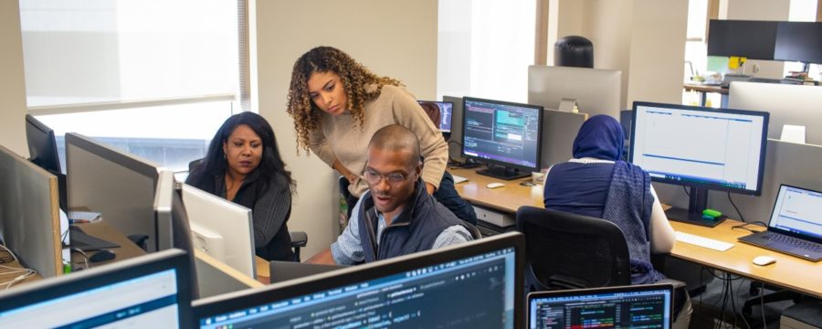 El administrador de desarrolladores colabora con el desarrollador en el espacio de trabajo del desarrollador empresarial.