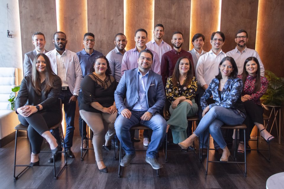 Grupo de personas posa para la fotografía