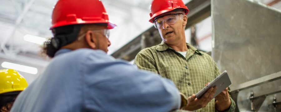 Dos trabajadores con una tableta
