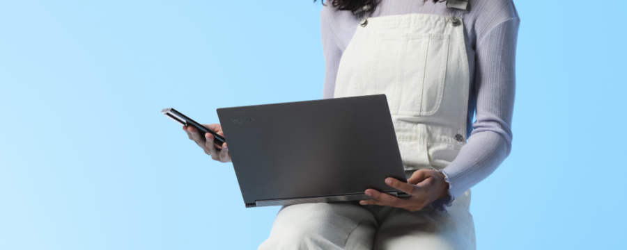 Una mujer con una laptop y un teléfono móvil