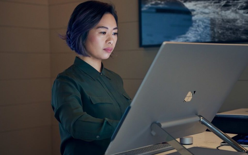 Mujer trabaja en Surface Studio