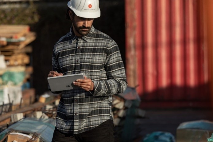 Trabajador utiliza un dispositivo Surface en sitio
