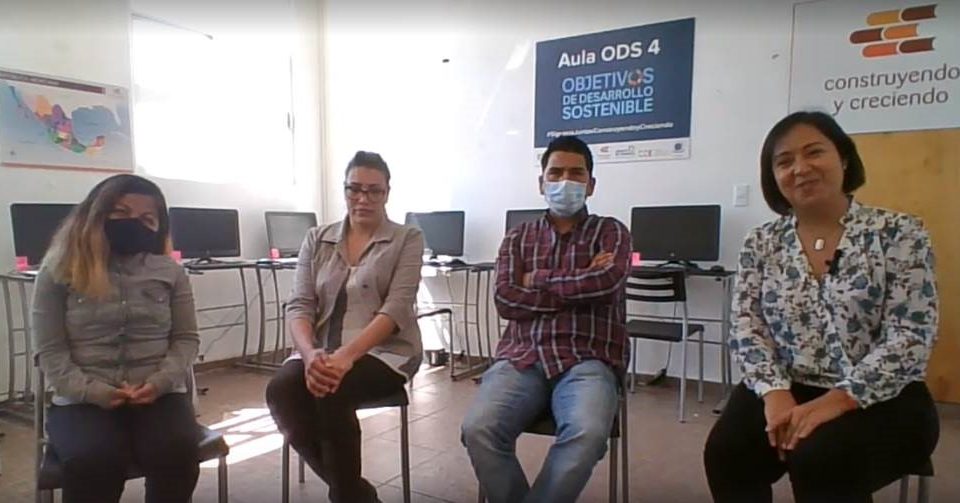 Grupo de personas sentadas en un aula