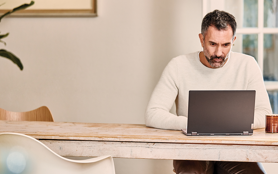 Un hombre trajaba frente a una laptop