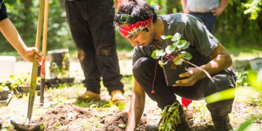 Un voluntario de la National Forest Foundation prepara la tierra para plantar.