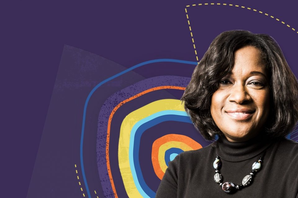 Una imagen de la vicepresidenta corporativa y directora digital de Microsoft, para Estados Unidos, Jacky Wright, sobre un fondo violeta con un patrón abstracto formado por círculos concéntricos y líneas punteadas en azul, violeta, naranja y amarillo.
