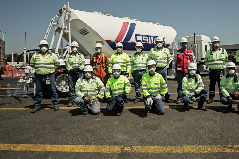 Trabajadores de CEMEX con cubrebocas