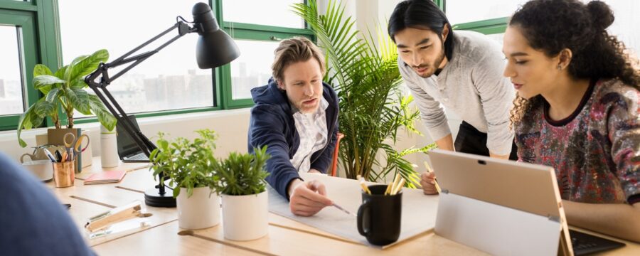 Equipo de pequeñas empresas colabora en un lugar de trabajo moderno.
