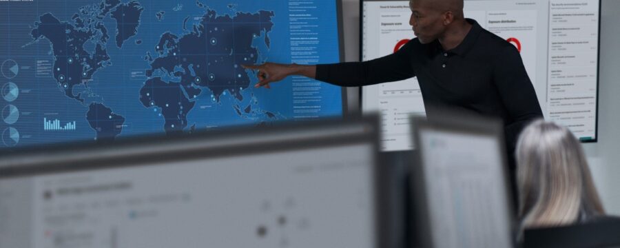 CISO (Chief Information Security Officer) colabora en un centro de operaciones de seguridad.
