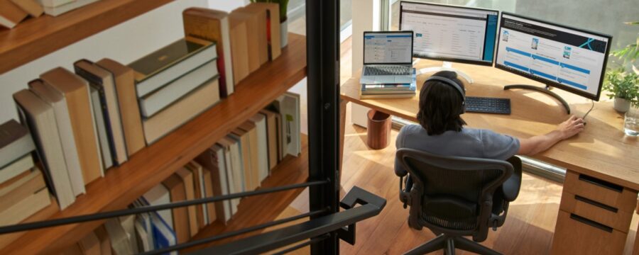 Profesional de la seguridad o trabajador de la información trabaja desde su oficina en casa.