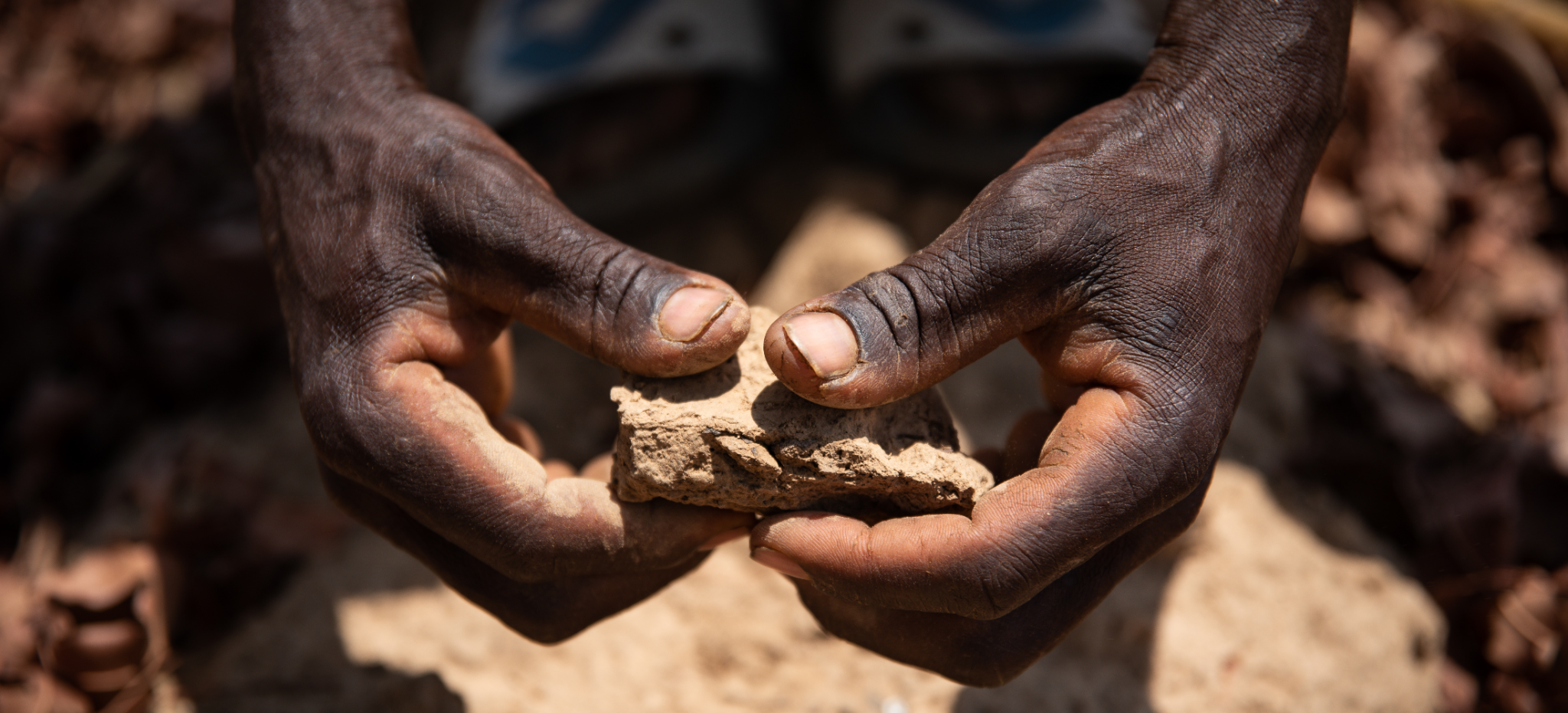El agricultor Kassim Koné muestra cuán dura puede ser la tierra en Kalifabougou en tiempos de sequía. Foto de Nicolás Réméné.