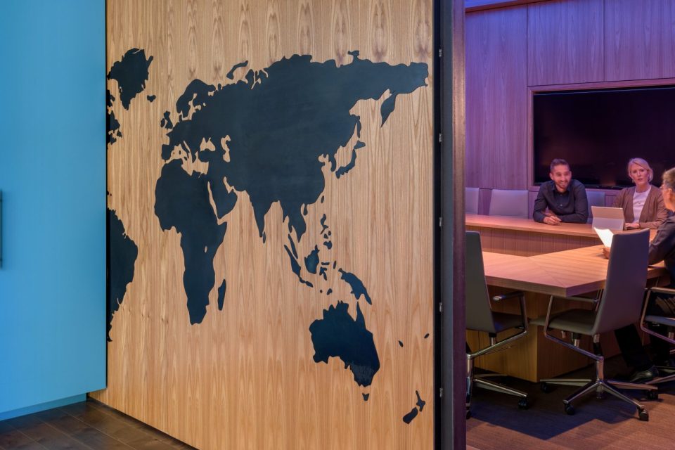 Tres personas en una reunión