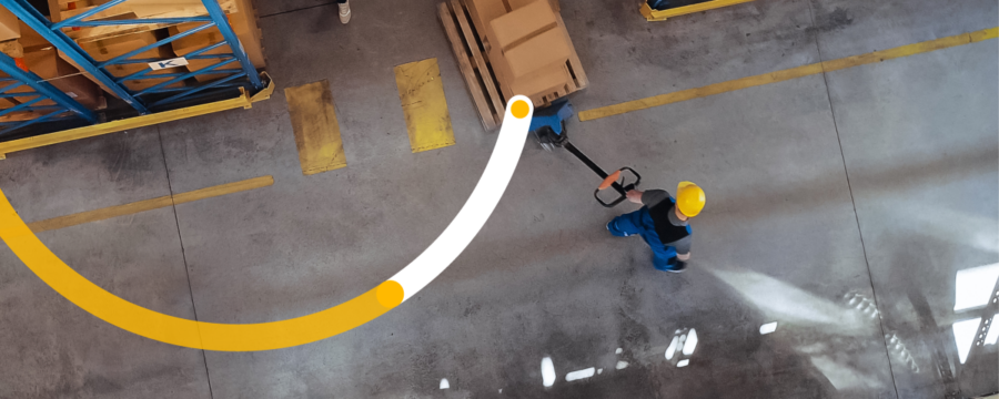 Dos personas trabajan en un almacén.
