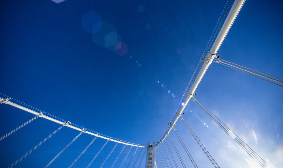 imagen abstracta de un puente colgante