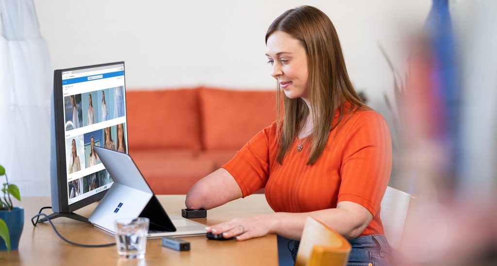Mujer usa un accesorio adaptable para usar una tableta