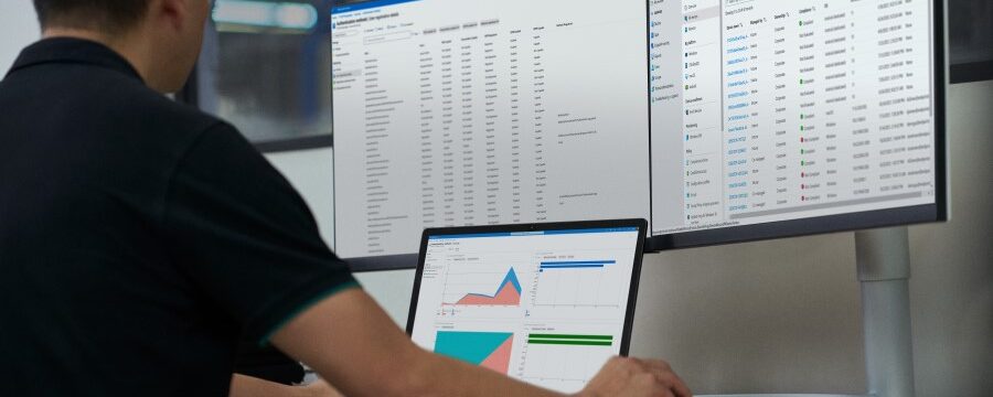 Practicante de seguridad trabaja para investigar amenazas.