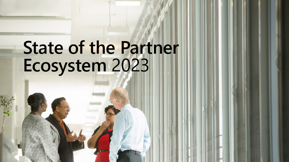 Socios de Microsoft Cloud Partner hablan en un corredor