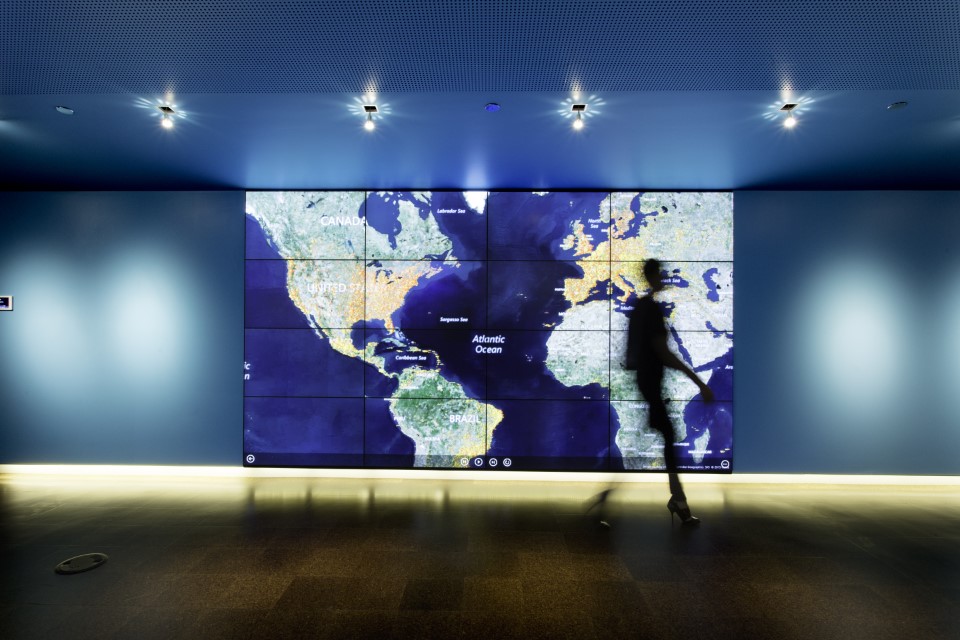 Una pared de video en la Unidad de Delitos Digitales|