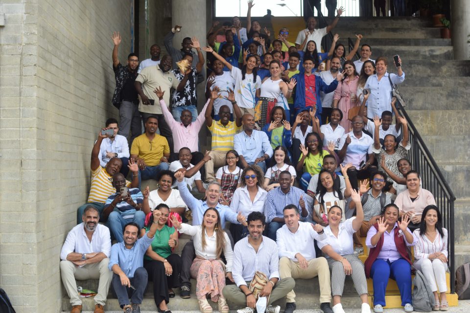 Grupo de jóvenes del programa TEALS, saludan a la cámara