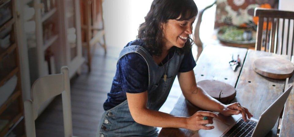 Mujer trabaja en una laptop para adquirir habilidades digitales