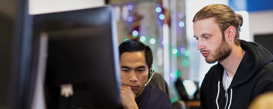 Personal de seguridad cibernética administrando contraseñas