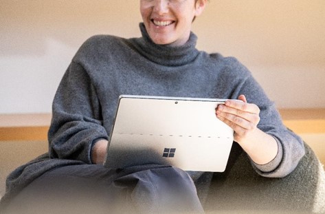 Una persona con una laptop en sus piernas
