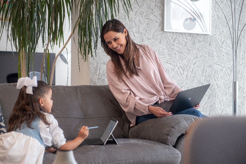 Mamá con una laptop junto a su hija