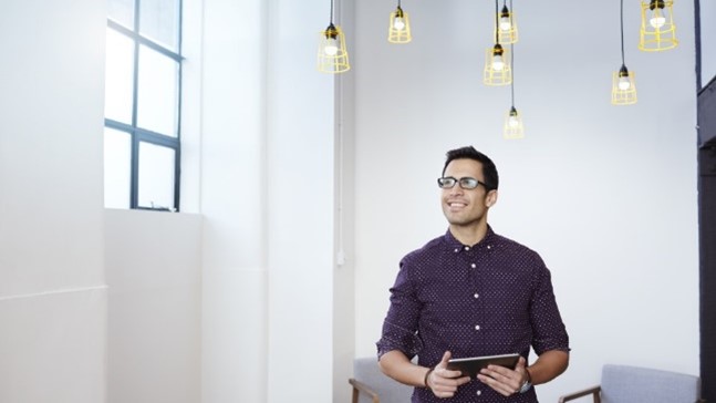 Un fundador de startups con una tableta en la mano