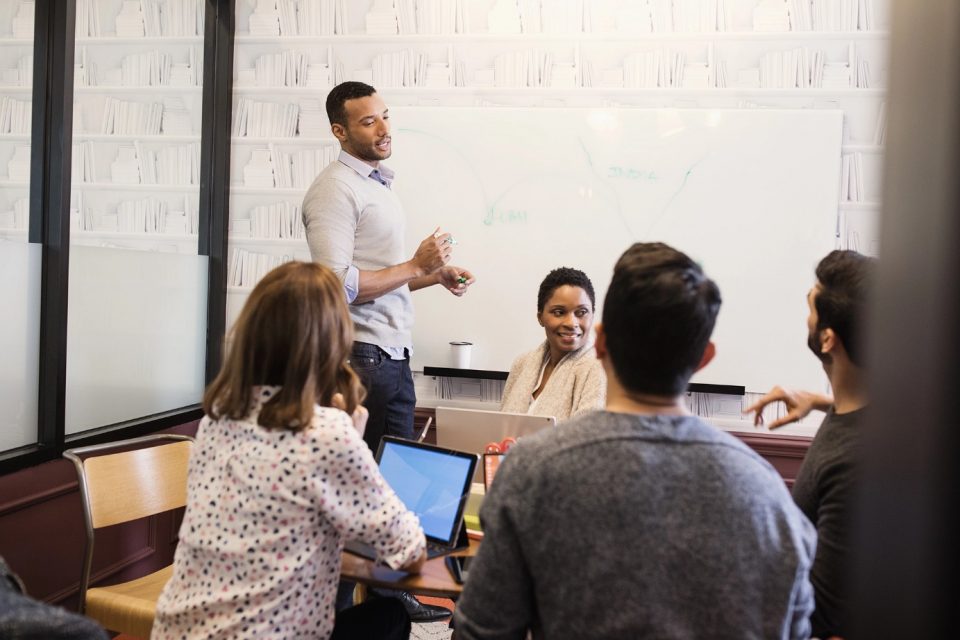 Un grupo de personas en una reunión sobre IA Responsable