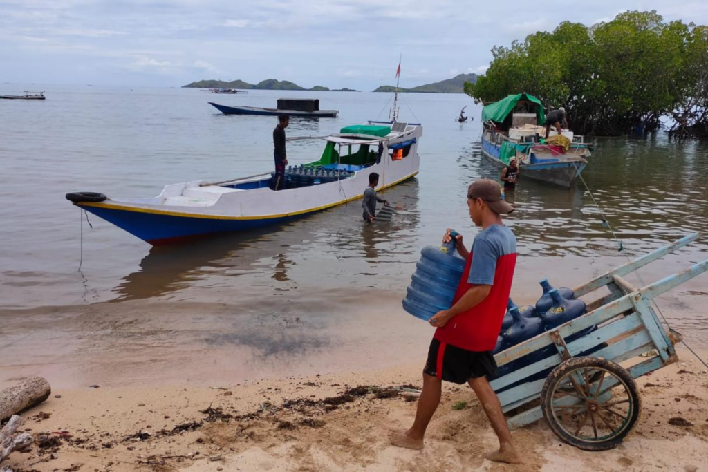 Hombre lleva agua a un bote