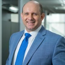 Hombre frente a la cámara con traje y corbata