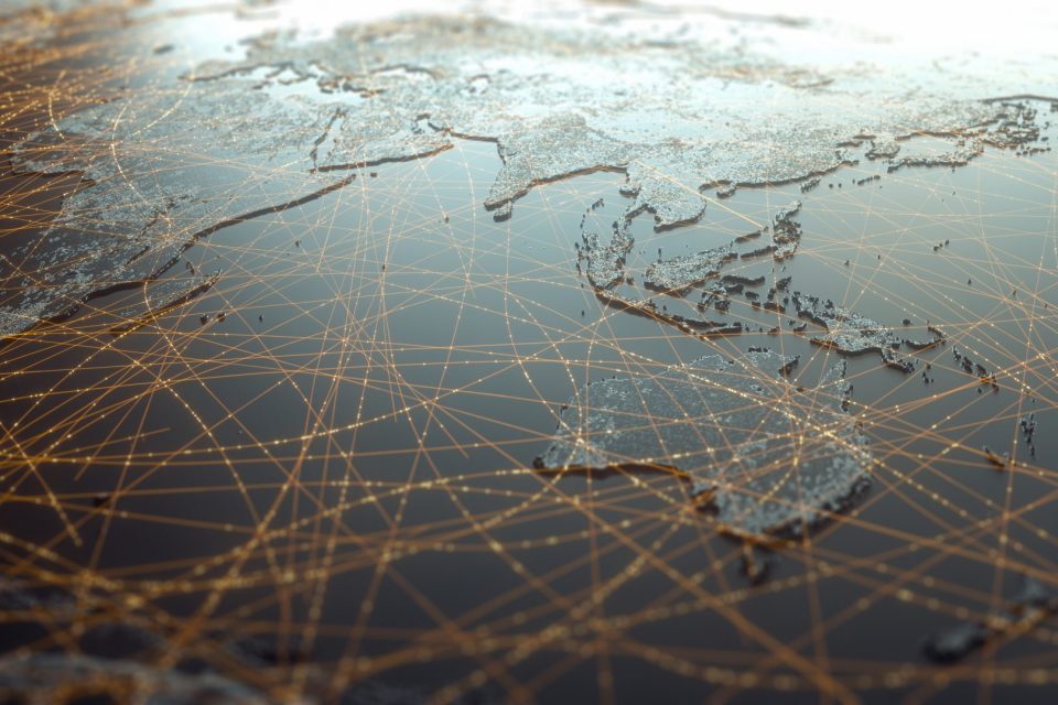Una visión abstracta del mundo unido por una red de líneas iluminadas.