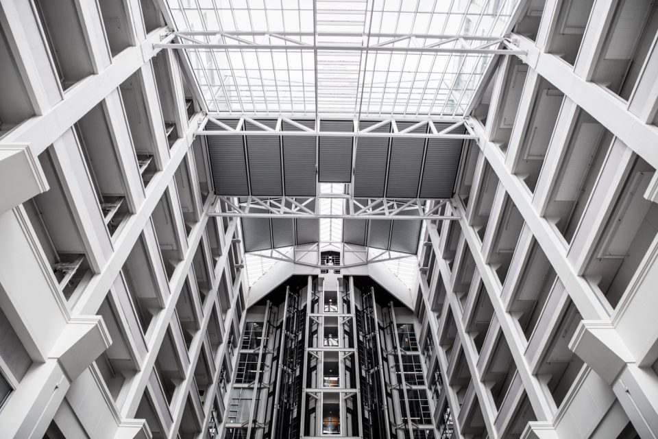 Vista abstracta del interior de un bloque de oficinas.