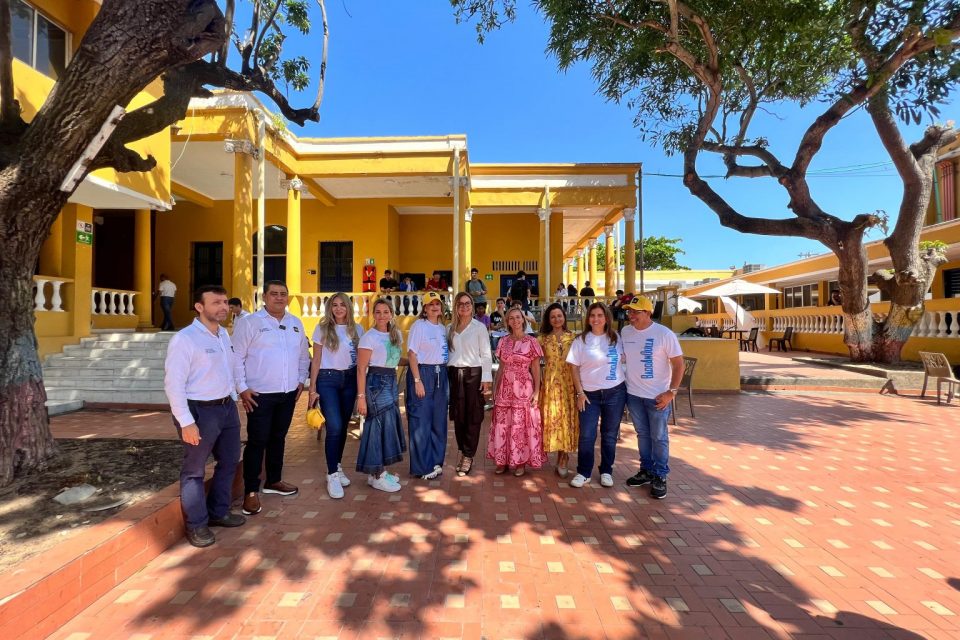 Personas posan frente a una escuela