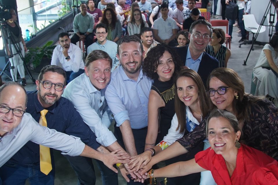 Grupo de personas juntan las manos