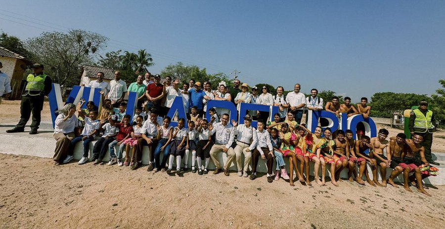 Grupo de personas en el campo posan para una foto
