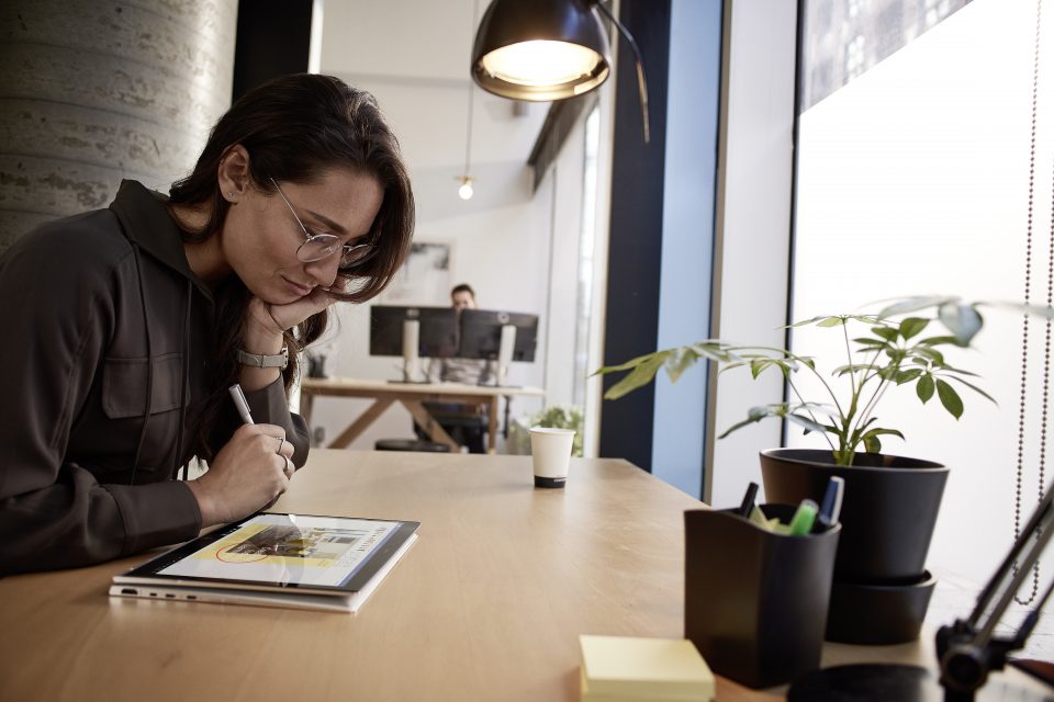 Mujer trabaja en una tablet