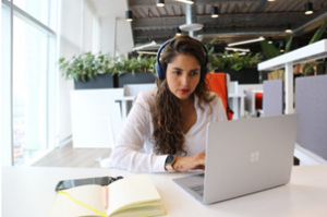 Mujer trabaja con una laptop