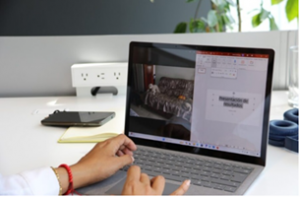 Manos teclean en una laptop