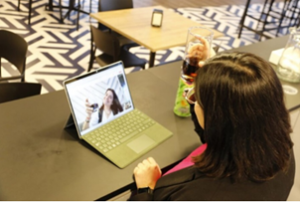 Mujer observa la pantalla de una laptop