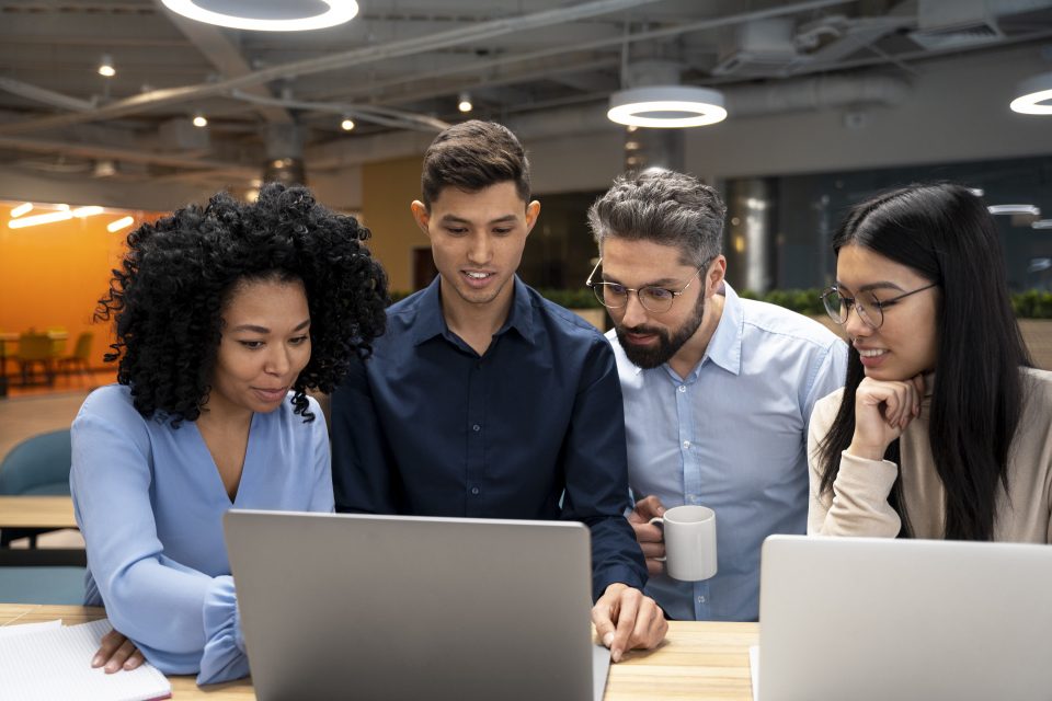 Personas frente a una computadora