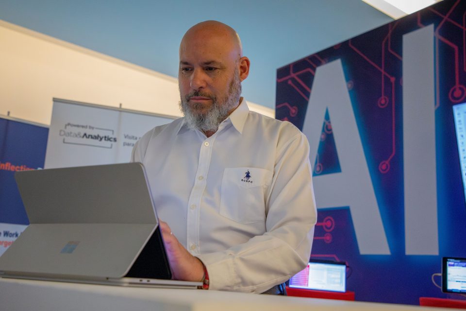 Un hombre trabaja con un dispositivo Microsoft Surface