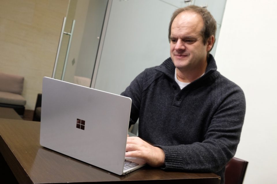 Un hombre con un dispositivo Surface Laptop