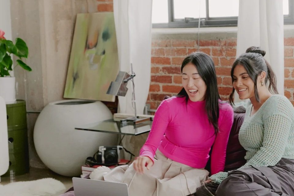 Dos mujeres sentadas en la sala de un departamento