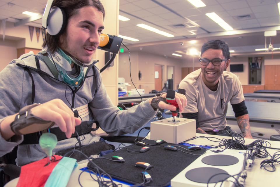 Gamers prueban el Xbox Adaptive Controller