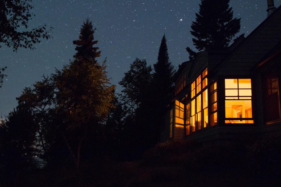Foto de una casa por la noche