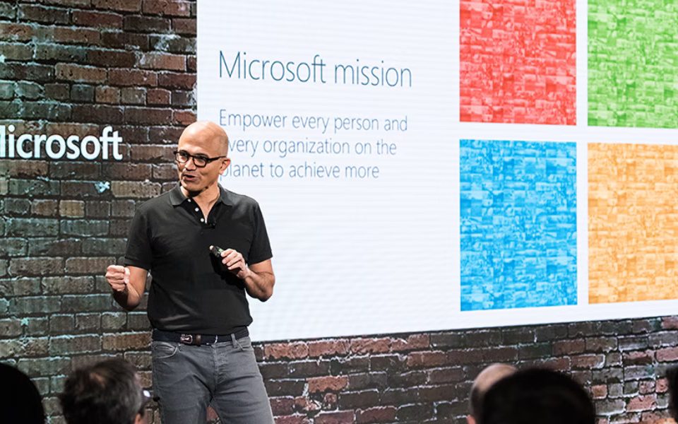 Satya Nadella frente a una pantalla en una conferencia