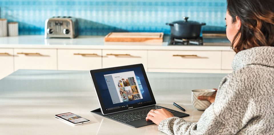 Una mujer usa una laptop en una cocina