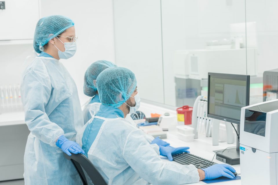 Personal médico observa una computadora